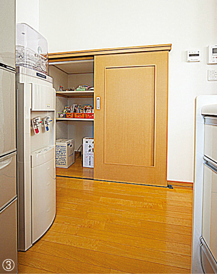 台所の収納スペースは奥様のリクエスト。富士山の銘水バナジウム天然水が飲めるサーバーも設置。