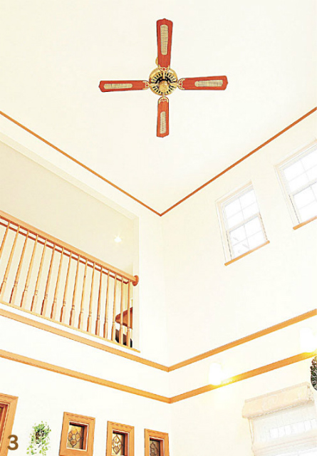 吹き抜けの2階部分には手摺り、天井部にはファンも設置。