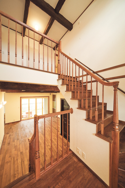 格子の手摺を使った階段が一層古民家風の家を演出している。