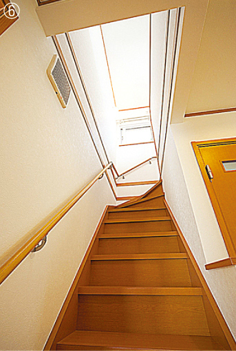 光が差し込む階段を昇ると、寝室を子供部屋2室がある2階。