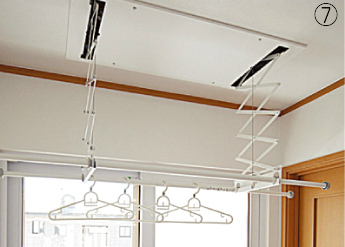電動で上がり下がりする室内物干し竿。使用しない時はすっきり天井に格納されるため、内観を損なわない。
