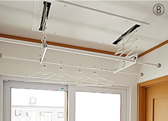 電動で上がり下がりする室内物干し竿。使用しない時はすっきり天井に格納されるため、内観を損なわない。
